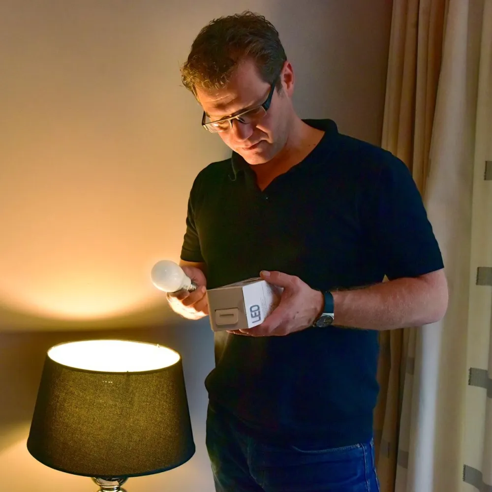 Man bekijkt LED-lamp