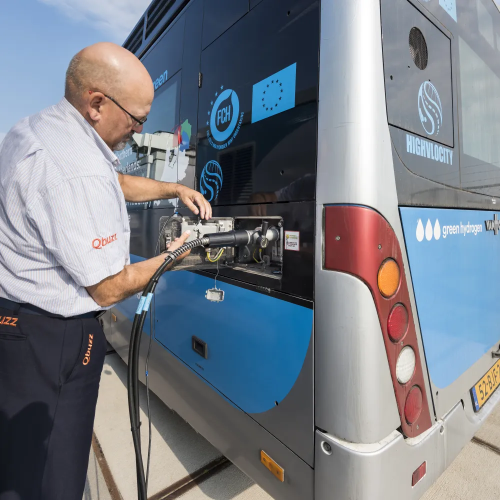 Buschauffeur tankt groene waterstof