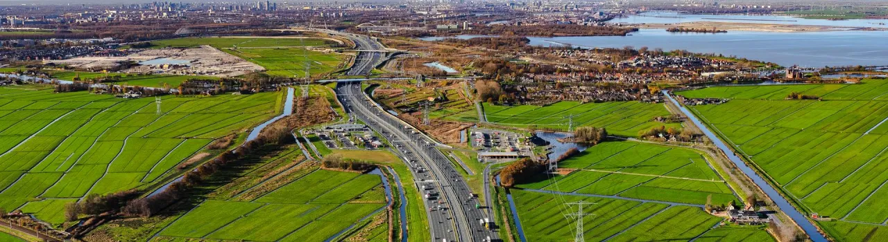 Snelweg en grote stad op de achtergrond