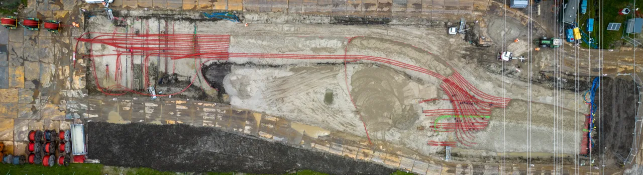 Afgraving voor het leggen van verschillende buisleidingen, gefotografeerd van boven