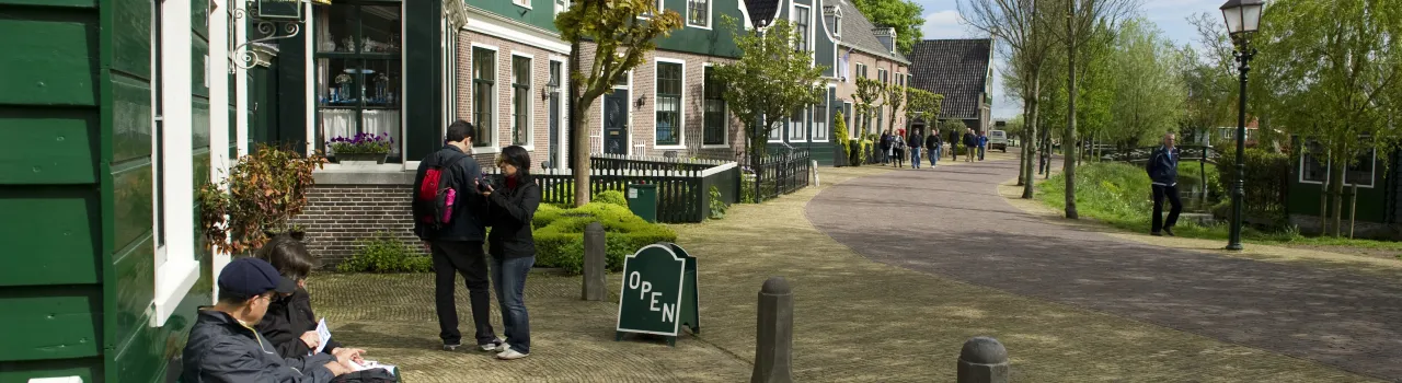 Toeristen in de Zaanse Schans
