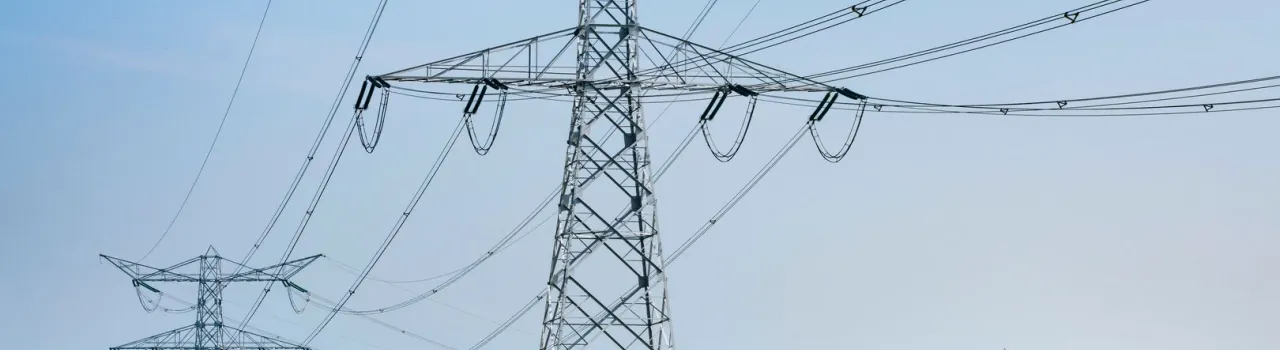 Hoogspanningsmasten in het landschap