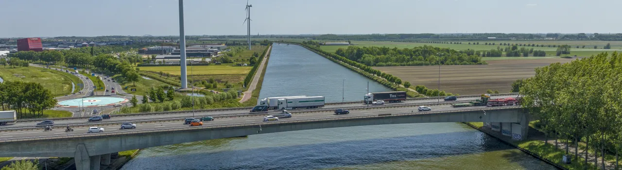 Zijaanzicht van de A27 bij de Houtensebrug