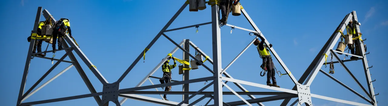 Werk aan een hoogspanningsmast