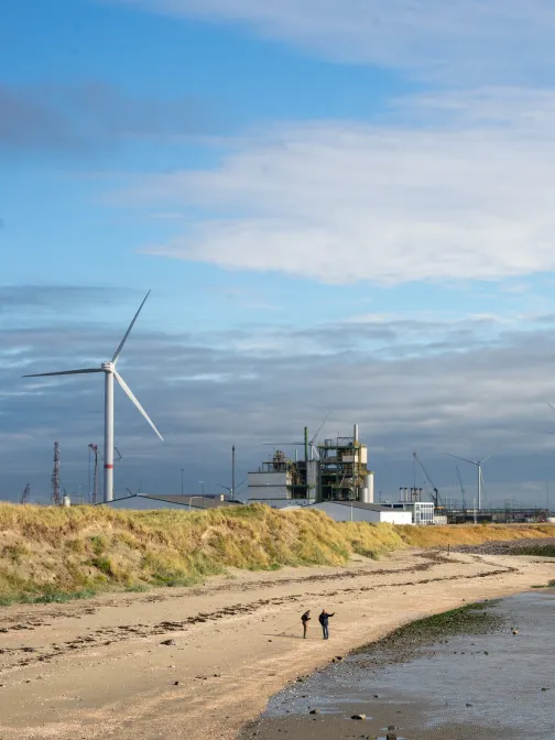 Kerncentrale Borsele met het strand op de voorgrond