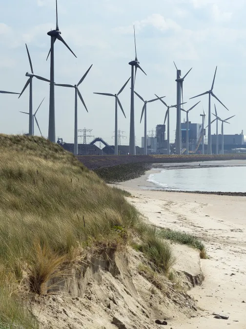 Uitzicht op kerncentrale met windturbines