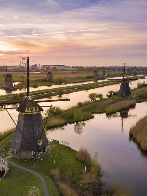 De molens van Kinderdijk bij zonsondergang
