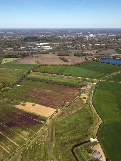 Luchtfoto van Geelbroek met op de achtergrond Assen