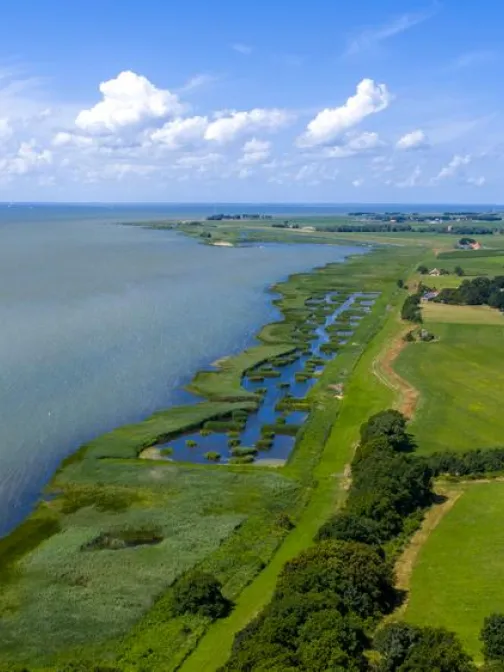 Luchtfoto van de Friese IJsselmeerkust