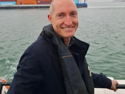 Johannes van Vuren van de ANVS op zee