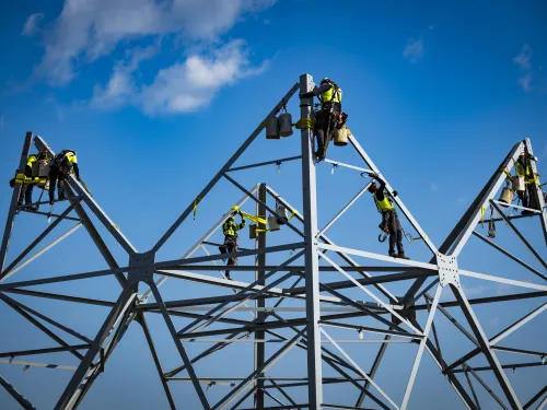 Werk aan een hoogspanningsmast