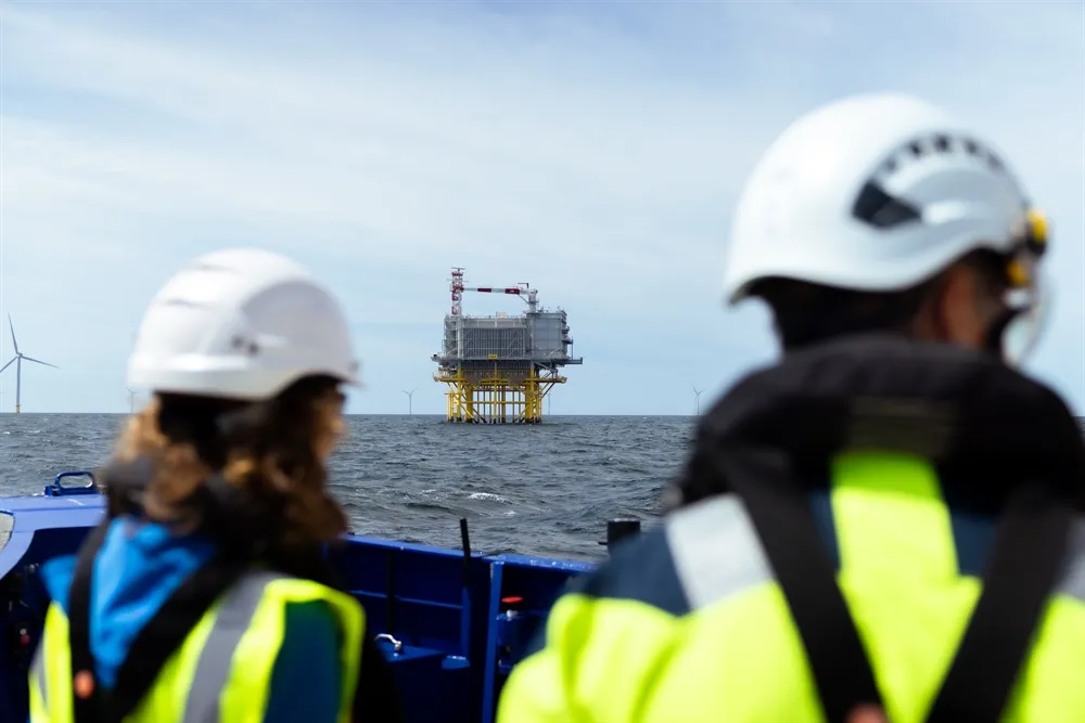 Minister Hermans op werkbezoek bij windpark Hollandse Kust Noord