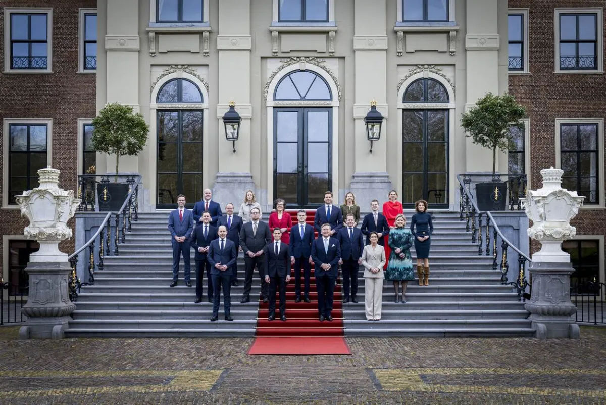 Presentatie van het kabinet-Jetten op de trappen van Paleis Huis ten Bosch.