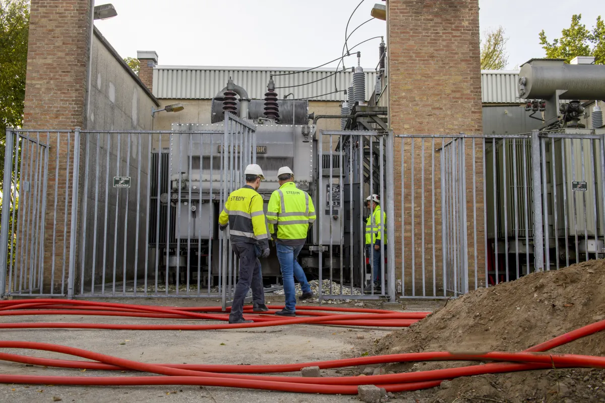 Werknemers van Stedin bij infrastructuur van het stroomnet