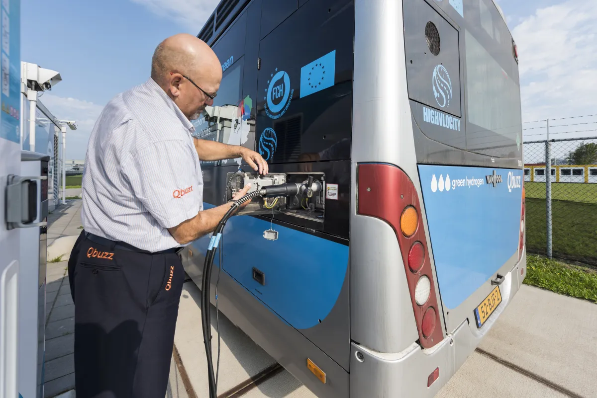 Buschauffeur tankt groene waterstof