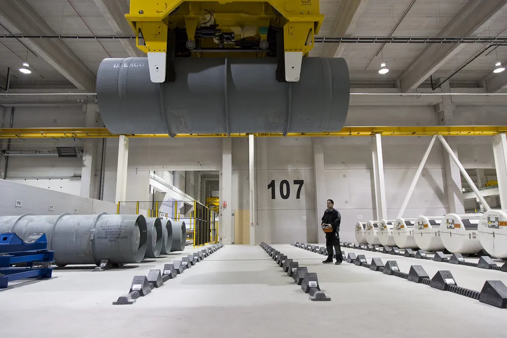 Medewerker Urenco vervoert een cilinder met voedingsmateriaal