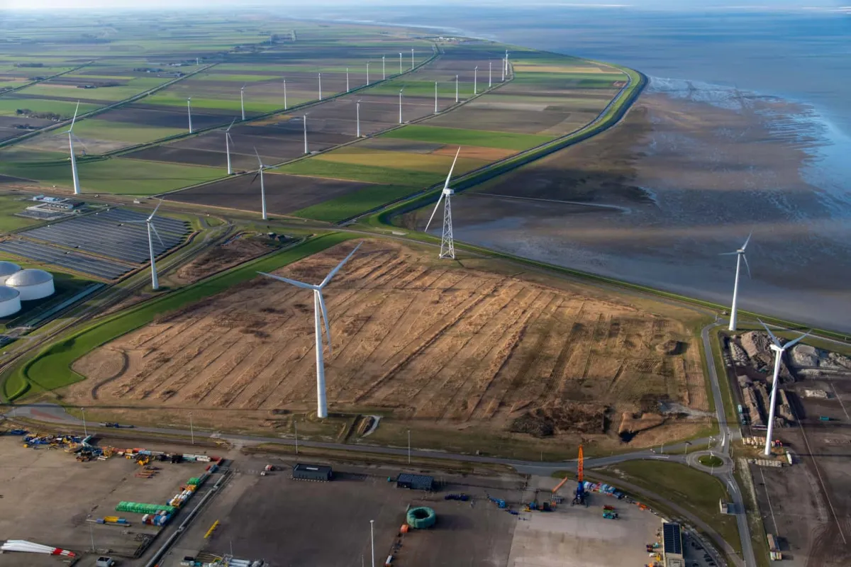 Luchtfoto van de Westereemsweg en Emmapolder bij Eemshaven