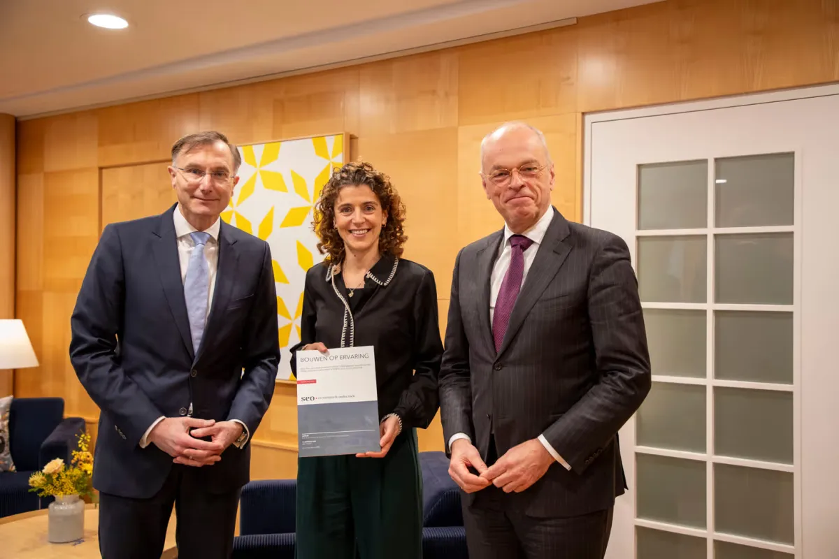 CEO Wolleswinkel van NRG PALLAS, demissionair minister Hermans van Klimaat en Groene Groei en demissionair minister Bruijn van Volksgezondheid, Welzijn en Sport.