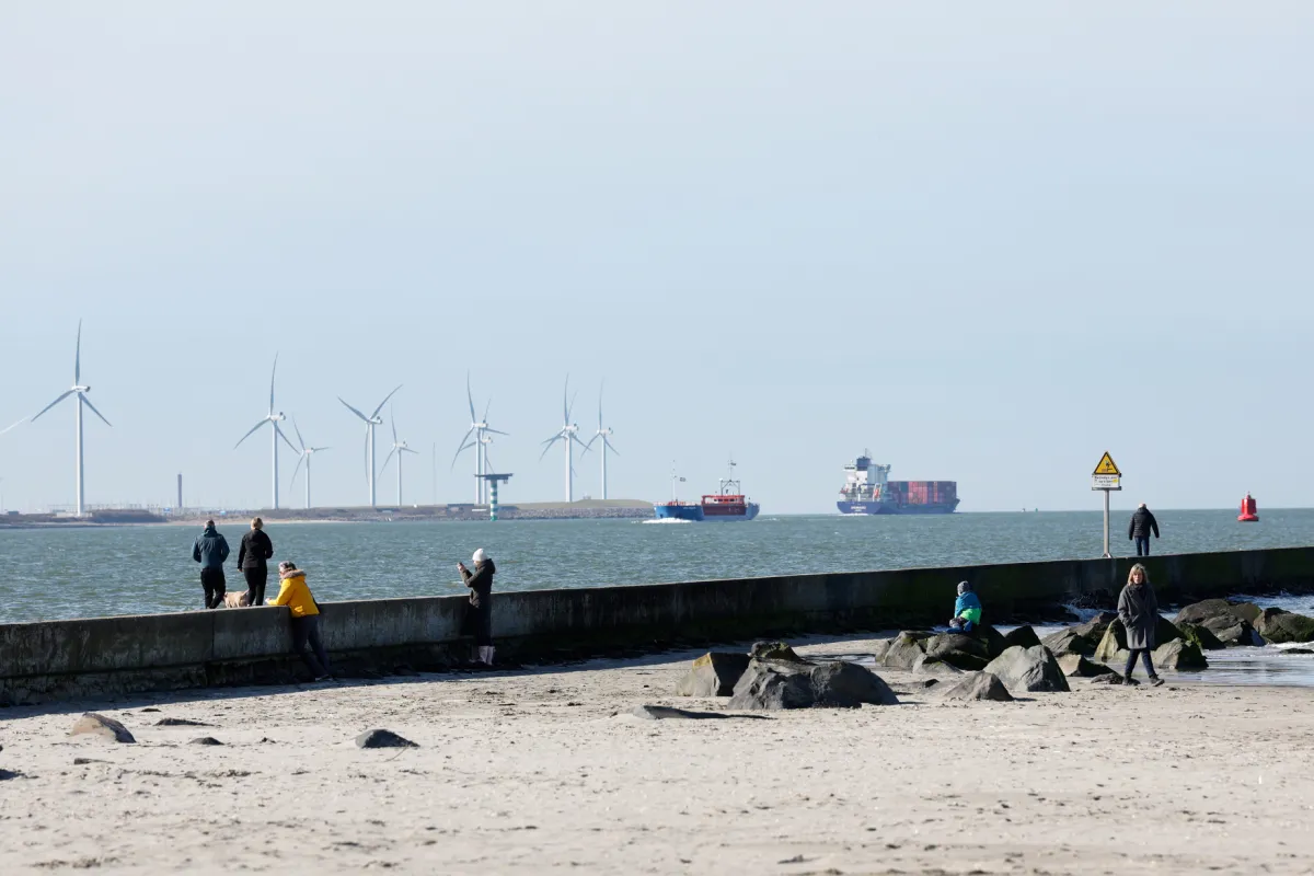 Schepen varen in- en uit de Rotterdamse haven