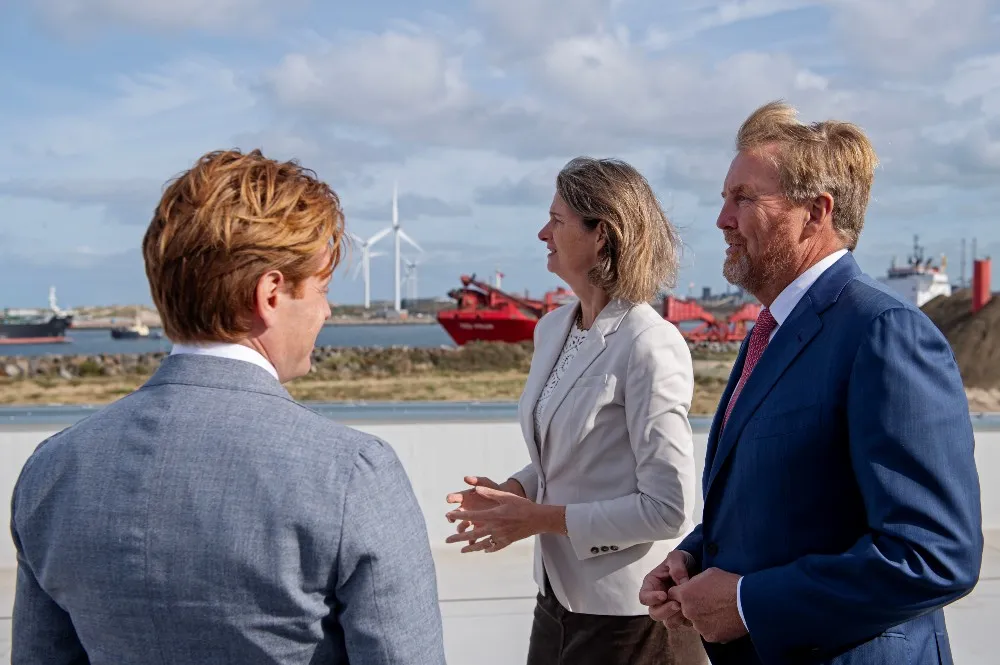 Foto van de koning tijdens het bezoek aan Windpark Ecowende